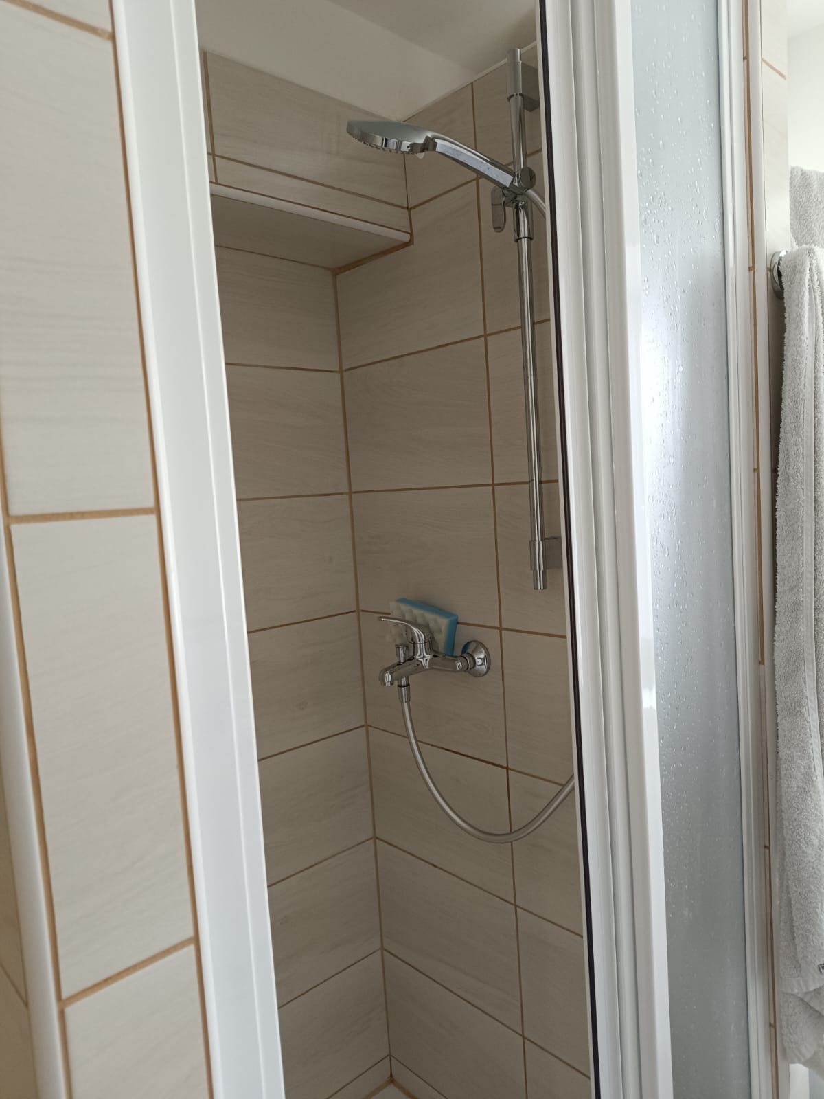 Rekonstrukce koupelny - instalace sprchového koutu