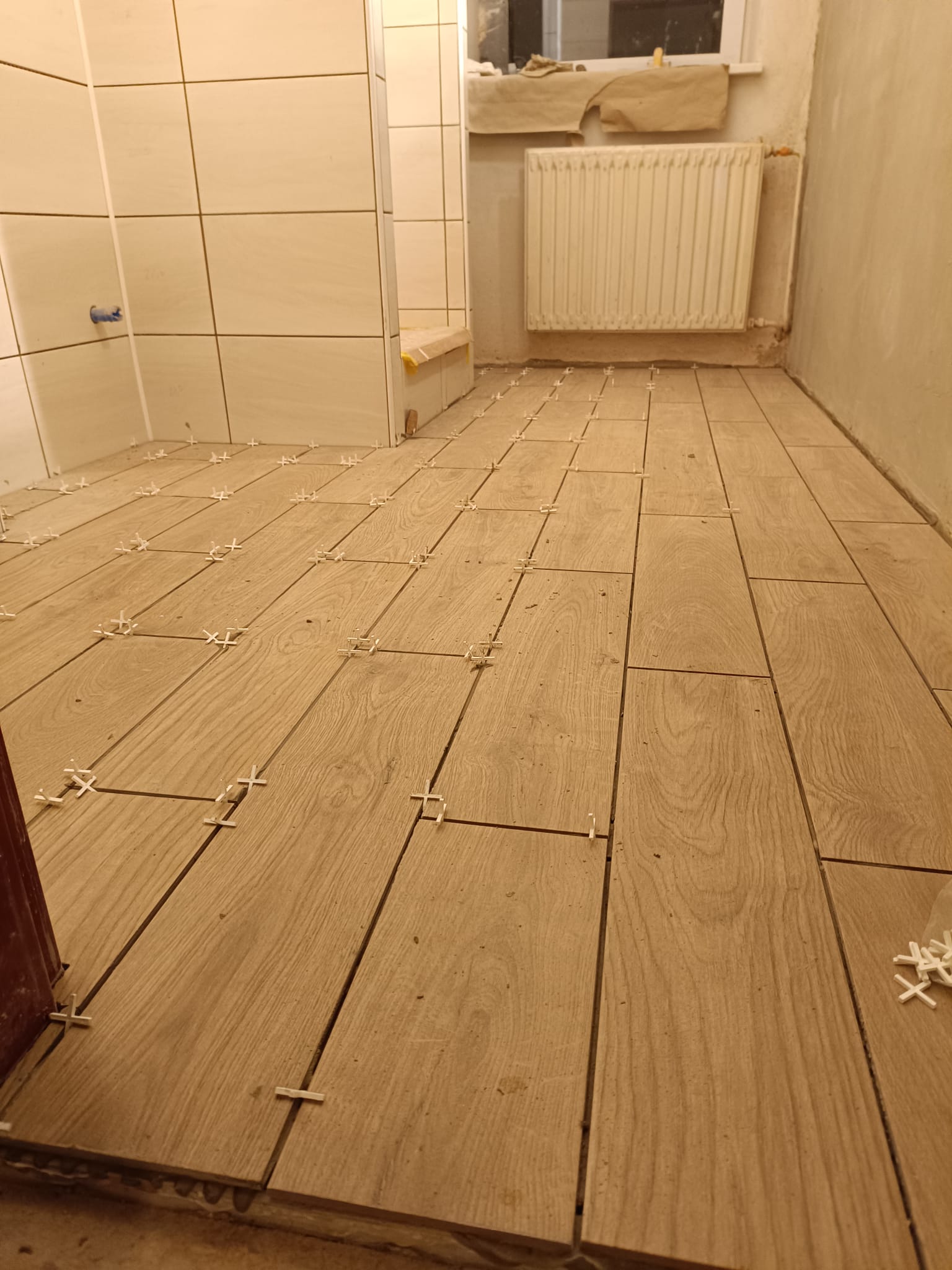 Renovace koupelny - pokládka dlažby